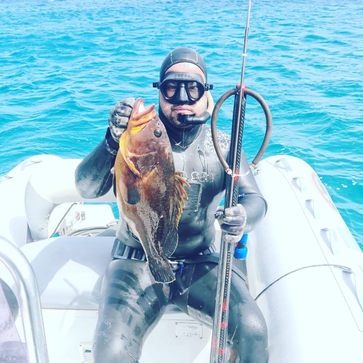 Pescador con una captura y un fusil Rocco