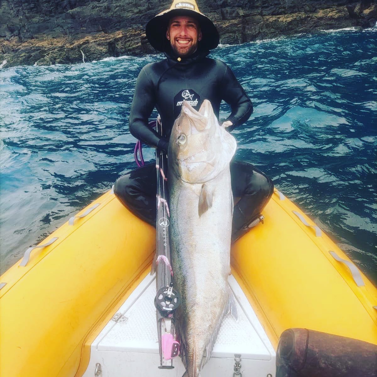 Pescador con una captura y un fusil Rocco