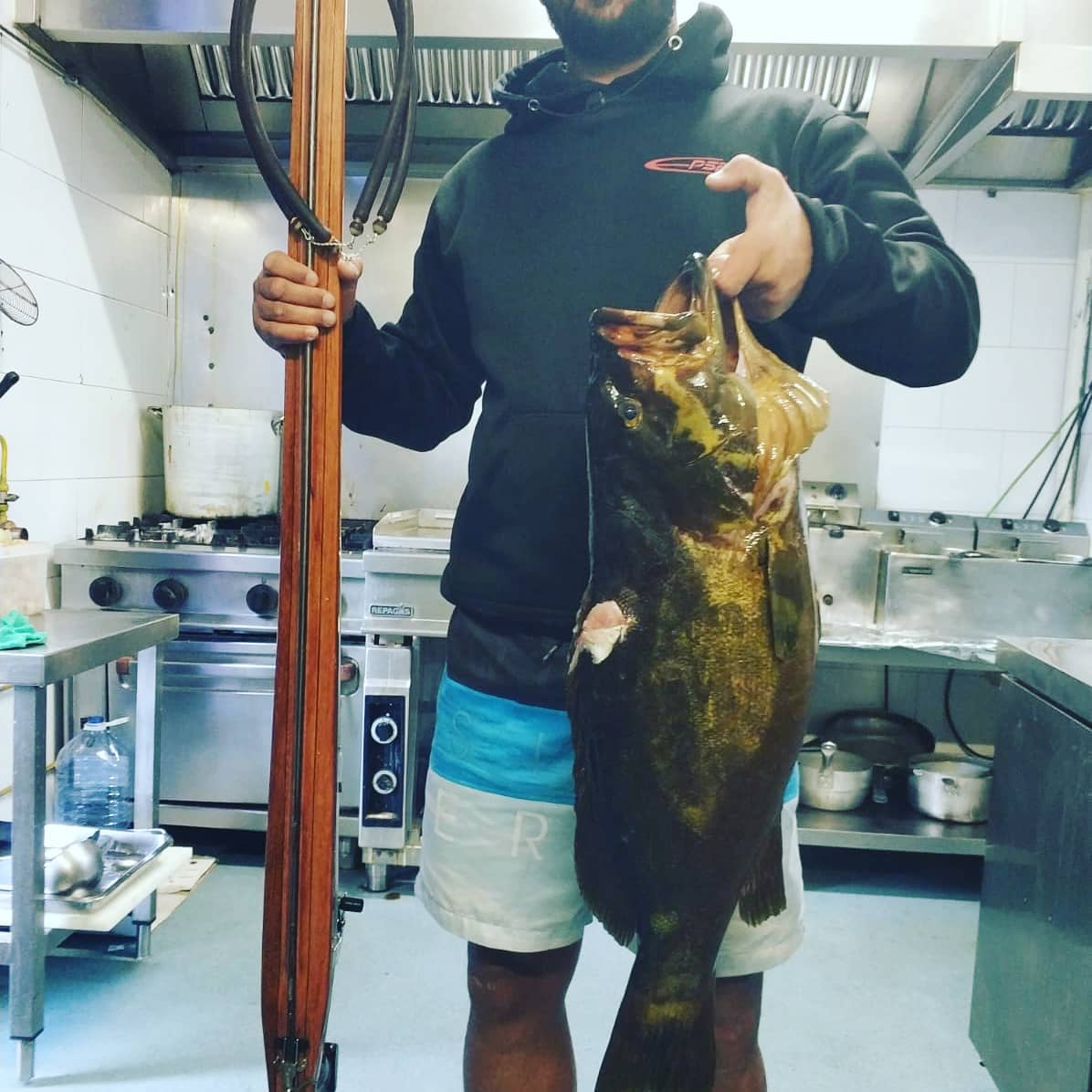 Pescador con una captura y un fusil Rocco