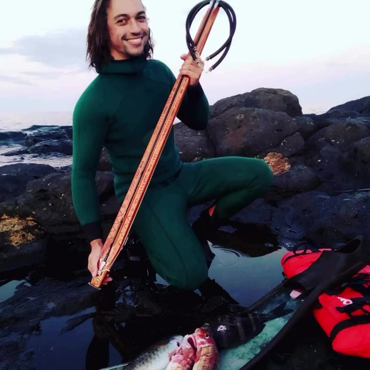 Pescador con su fusil Rocco y su captura